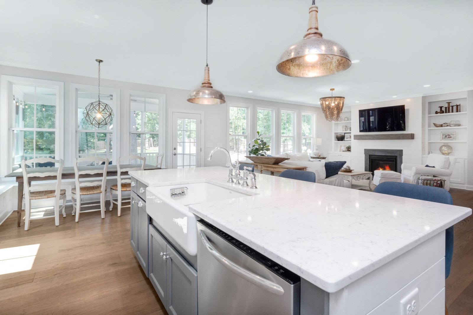 Bright and stylish open-plan kitchen and living room with elegant decor and natural light.